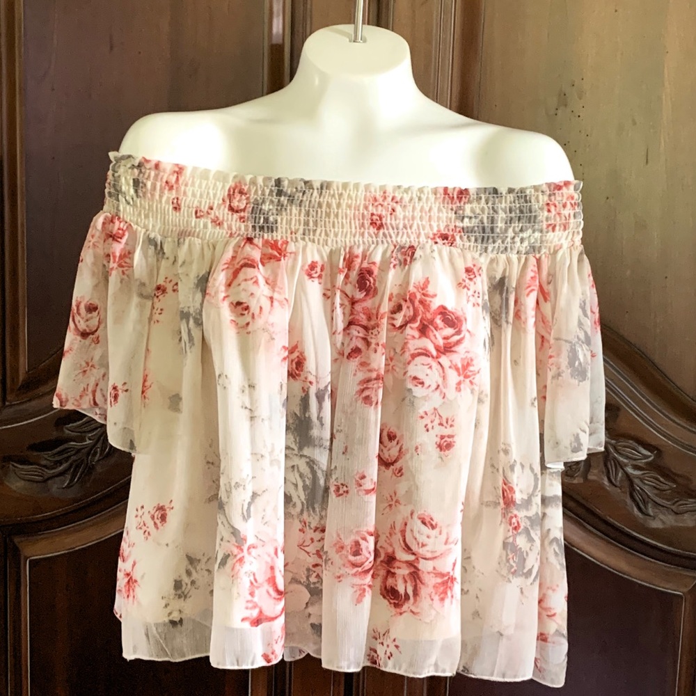 LOVE, FIRE Off-Shoulder Short Sleeve Blouse